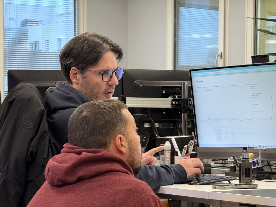Échange entre deux collaborateurs de Celeris autour d’une solution informatique adaptée aux besoins clients