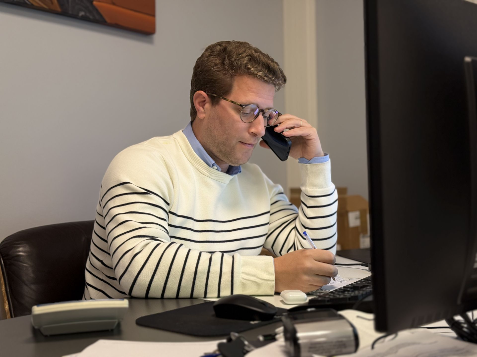 Commercial Celeris en contact avec un client entreprise pour un projet informatique professionnel