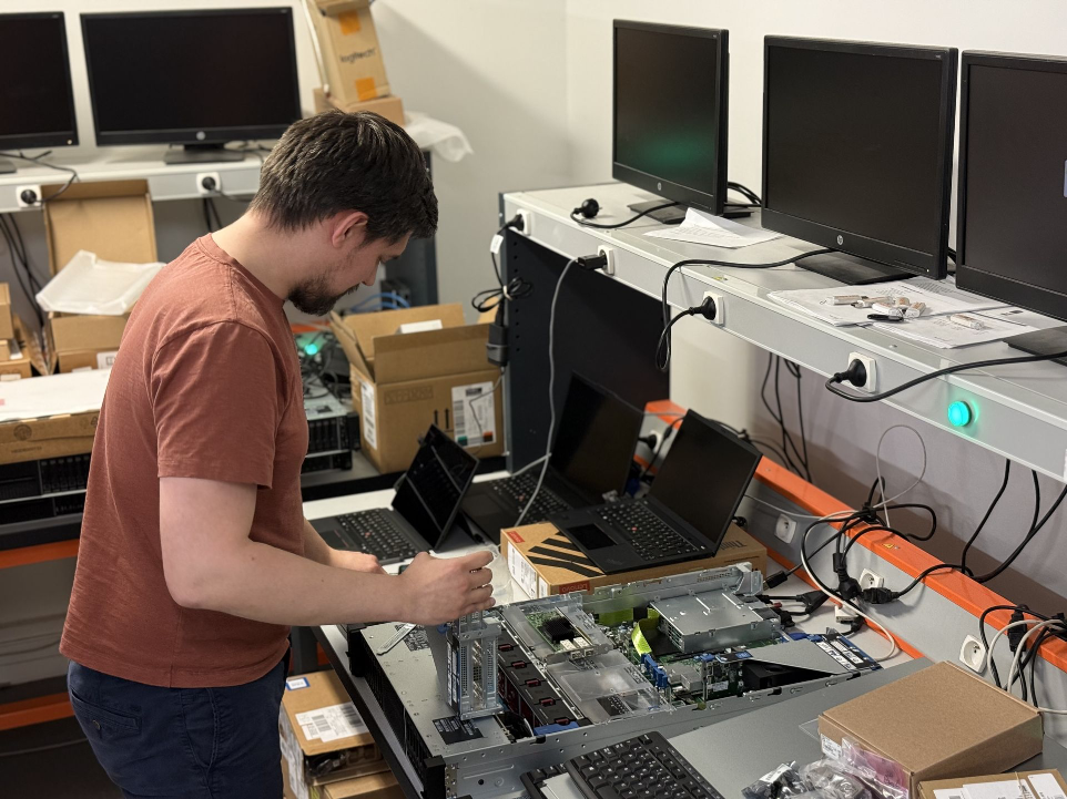 Technicien Celeris en pleine intégration de serveur pour une infrastructure informatique d’entreprise